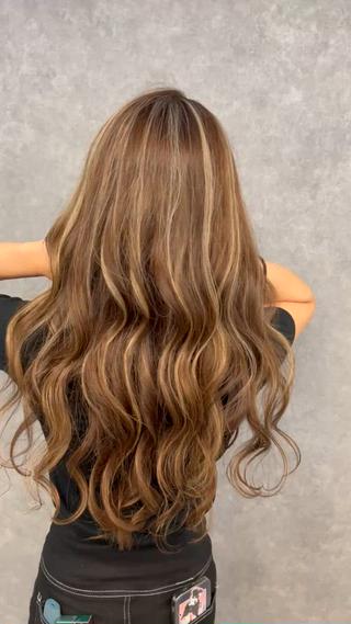 ブリーチ二回のハイライトカラーです！
あまりコントラストをつけずに全体的に明るく仕上げています！ 