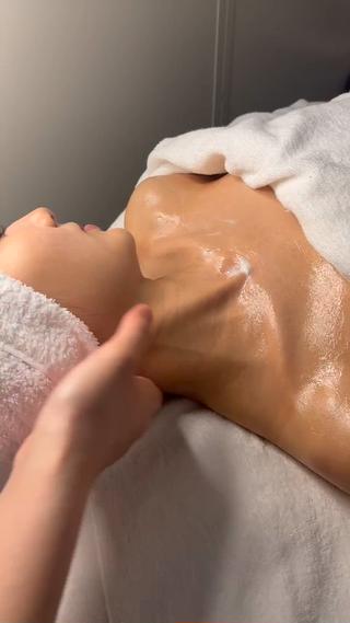 お顔に栄養と酸素を運ぶために
首、肩、デコルテをしっかりマッサージ

冷え、くすみ、くま、頭痛、二の腕
上半身のトラブルをしっかりケアいたします 