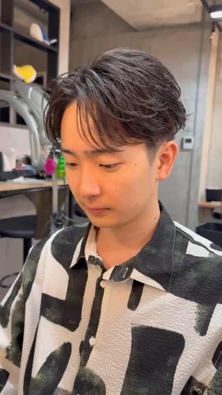 スタイリング剤で2スタイル楽しめるニュアンス&ナチュラルフェザーパーマです
写真のスタイルはグリースでスタイリングしました