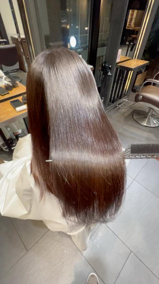 梅雨の時期のパヤ毛や、前髪顔周りの癖が気になっていたお客様に縮毛矯正行わせていただきました！
ピンッとならず柔らかい印象で毛先をしっかりまとめることができます手触りもサラサラになりました！
日々のスタイリングのお手伝いができればと思います
 