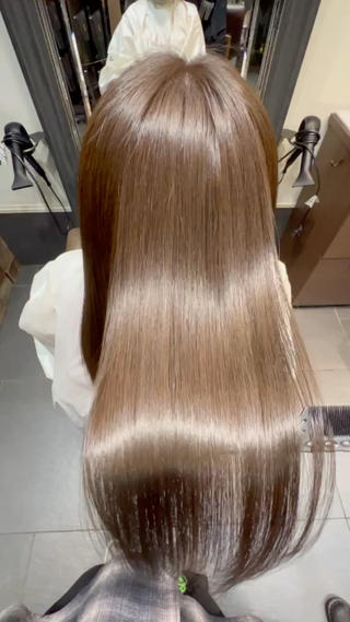 圧倒的な艶髪が手に入るメテオカラー

透明感カラーとも相性抜群

こちらのモデル様は赤みを気にならないように色落ちまで考えたオリーブカラーに仕上げさせていただきました 