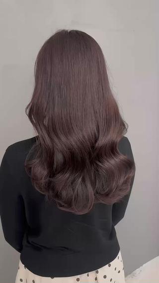 人気ミルクブラウン(職場でも怒られない、柔らかい質感）
＊ベースによっては一度では再現できない場合もあります。
＊今回はブリーチなしWカラーになります
＊髪質や履歴によって施術内容は変わります
＊縮毛矯正してても透明感ある明るいカラーはできます！

レイヤーを似合わせたい
赤みやオレンジみのない色に
透明感ある色気カラーにしたい
今の雰囲気を変えたい
ダメージが気になる
　
などのお悩みがありましたら気軽にDMください 
