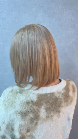 今回ご紹介させていただくのは
【ミルクティーグレージュ】
です！

透け感のあるベージュカラーは暖色、寒色どちらに振らせるかで全く違うお色味になります！

全シーズン通しておすすめのお色味になります！

#ブリーチ　#ミルクティーカラー　#ハイトーン 