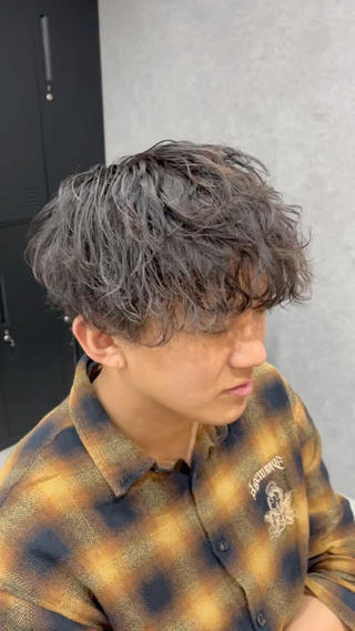 今回ご紹介させていただくのは今年大人気パーマになった
【シャドウパーマ】
です！

無造作感満載のこちらのパーマぜひお試しください！ 