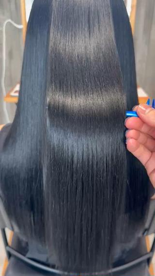 髪の広がりやうねりを抑えたいけど、「真っ直ぐすぎるのはイヤ」「ダメージが心配…」
手触りはさらっと軽く、毎日のスタイリングがぐっと楽になります!