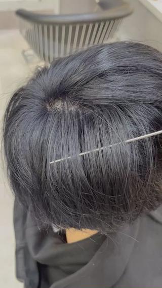 光に当たると、少しブルーシルバーに見えるとてもおしゃれカラーです 