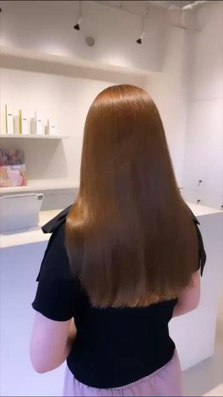 カラーとトリートメントでツヤのあるやわらかなベージュカラー 