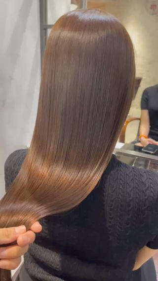 サイエンスアクアは、髪質改善を目指した高機能トリートメントです。この施術の特長は、髪の内部からダメージを修復し、持続的な艶とハリを与える点にあります。従来のトリートメントとは異なり、髪の主成分であるケラチンやコラーゲンを補充し、髪の構造を強化します!
また、サイエンスアクアは水分バランスを整え、しっとりとした質感を実現します。施術後は手触りが柔らかくなり、まとまりやすい髪に。さらに、髪の内部にしっかりと成分が浸透するため、効果が長持ちします!
このトリートメントは、ダメージヘアや乾燥が気になる方に特におすすめです。艶やかな髪を手に入れたい方は、ぜひサイエンスアクアを試してみてください!