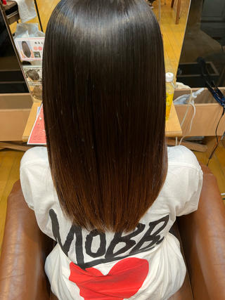 カラーを重ねかなり負担が掛かってしまい、毛先のパサつき癖でのうねりに悩んでいらっしゃるお客様でしたが、トリートメントを使用してまとまりのある艶髪にさせていただきました！！
ダイヤモンドストレートパーマかなり人気です
是非お任せください 