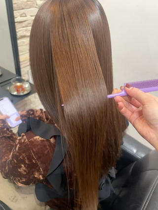 艶感＋サラサラ感
酸性ストレートで艶のあるナチュラルなストレート
トリートメントでコーティングをしてダメージ補修も一緒にするとここまでうる艶になります 