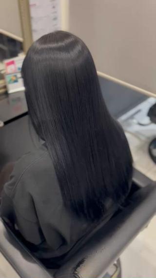 明るい髪色からしっかりトーンダウン
ネイビーブラック×プレミアムトリートメントで艶髪 