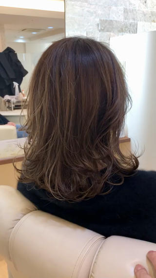 白髪のあるお客様です　細かいハイライトで白髪を地毛になじませて全体にオンカラー　
白髪があっても自然に明るくそめられますよ
#脱白髪染め　#シークレットハイライト 