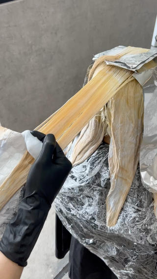 暗染め、黒染め履歴でも丁寧にブリーチします!