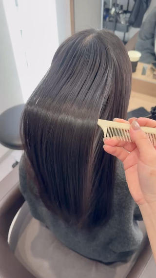 .reoのフルプロセスケアを体験して頂きました
お客様のお悩みやなりたい質感に合わせて、不足している成分を軸にシャンプーからお仕上げまで「ケア」に集中して組み立てるメニューです
膜を張った艶々ではなく、毛髪の内部から整える「育てる髪質改善」となっております
素髪から光を纏う髪に 