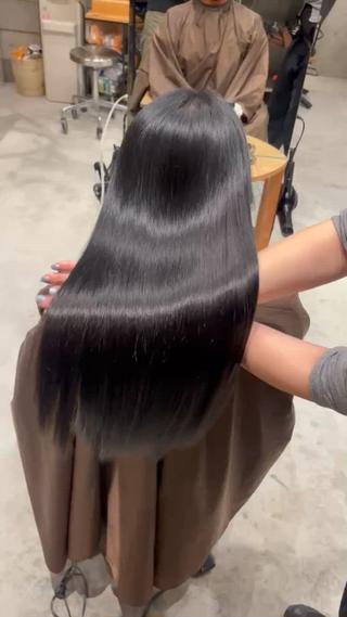 髪質改善ストレート
シャキシャキにならず素髪のような柔らかい質感はそのままに