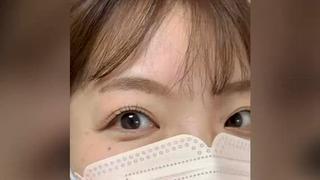 まつ毛の影が消え、光が入ってキラキラの瞳に
 