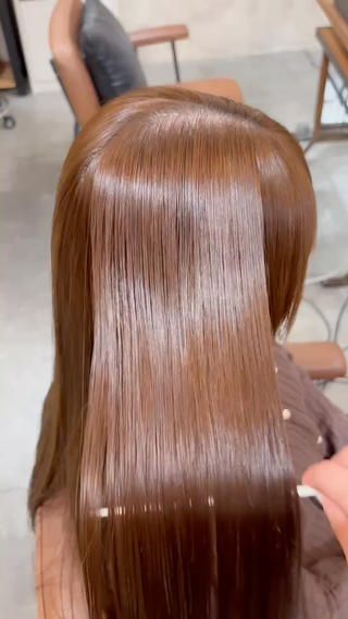  ストレートモデル募集 
　
「縮毛するとピンと固くなるのがイヤ…」
「自然に柔らかいストレートにしたい！」
そんな方にぴったりです

ただまっすぐにするだけじゃなくて、
触りたくなる柔らかさと、さらさらの指通りを大切にしています♡

仕上がりは光が反射するうるつやの質感
毎朝のスタイリングが楽に♡ 