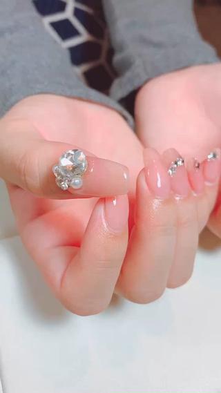 ベースカラーがシンプルだからこそ
大きめのパーツが映えるデザインです 