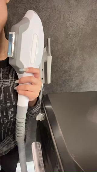 SHR脱毛と毛周期の関係
一般的な脱毛(IPLなど)は
成長期の毛にしか強く反応しないため、
毛周期に合わせて間隔を空ける必要があります。
一方、SHR脱毛は
毛を作る司令塔(バルジ領域)にアプローチする方式
そのため、毛周期に左右されにくく
短い間隔(2週間〜)で通うことが可能です