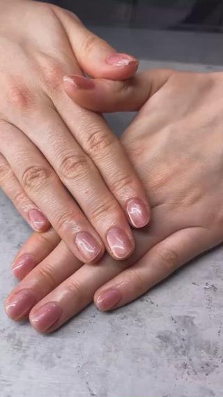 縦マグネットの光のラインを入れることによって
小さい爪でも指を長く見せる事が出来ます
#オフィスネイル
#うるちゅるネイル
#シンプルネイル
得意です
お任せ下さい