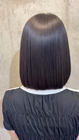 髪質改善ストレートです。
硬毛、多毛、癖が強めの方ですが、
柔らかく、艶のあるストレートヘアーに仕上がりました。