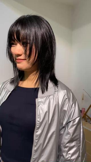 ミディアムの長さ大人気です♪
シャギシャギレイヤーも入れて軽く！！ 