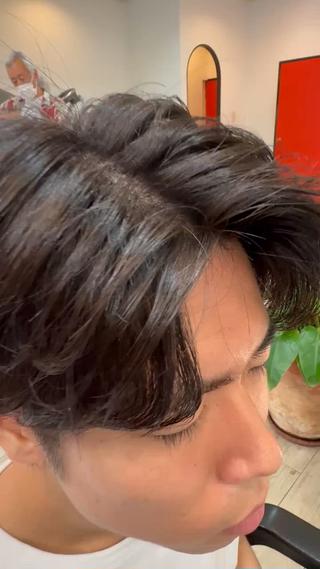 しっかり"曲がる"縮毛矯正！！

どうしてもピンピンになってしまいがちなメンズの縮毛矯正もやり方１つでまるでゆるいパーマをかけた仕上がりにさせていただきます！

ドライしただけでこの状態になるようしっかりカウンセリングをして一緒に作っていきましょう 