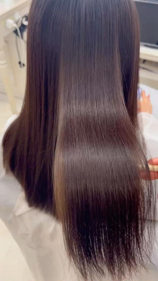 雨の日によくうねってしまったり、パサつきや朝の手入れが大変な方にとってもおすすめなメニューとなっております！
現在モデル様価格となっております！
伸びて来てまたかけたい方や久しぶりに全頭かけたい方など是非ご予約をお待ちしております！ 