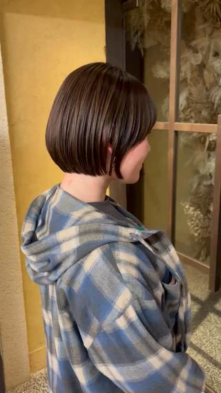 まとまり重視の丸みボブ
あごラインでぷつっとしすぎない柔らかさを残して、横顔もキレイに見えるシルエットに。
広がりやすい髪も自然に収まりやすく、乾かすだけで扱いやすいのがポイント◎
ショートまでは勇気出ないけど印象変えたい人におすすめです 