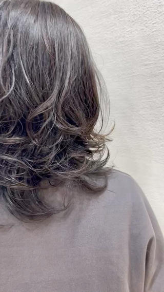 髪の毛の3/2をしっかりパーマ

くるっとかかったパーマがレイヤースタイルの
軽さでよりしっかり動きます

どんなファッションにも合わせやすい
くるっとパーマです

六本松美容室 EFFECThaircar&sap コバ 