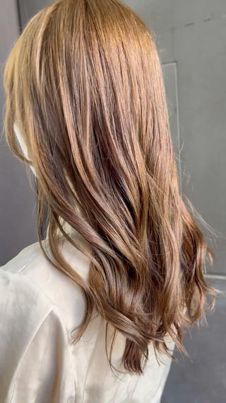 育てるベージュ

繰り返しカラー剤のみで明るくさせていただきました♪
大切な行事の前は半年〜1年前くらいから髪の毛のベースを"育てる"のがおすすめです！


EFFECT hair care&sap
福岡地下鉄七隈線六本松駅徒歩2分 