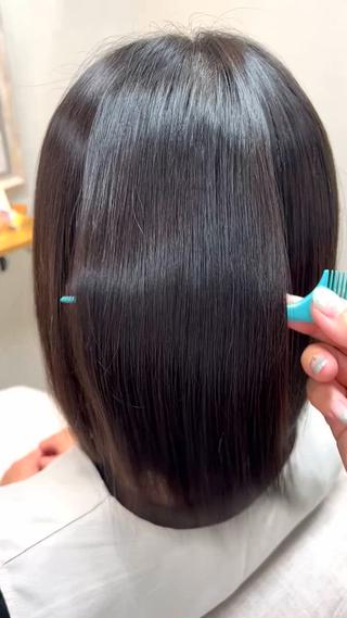 今の髪の現状をより良くしながら本来の髪に近づける事で艶とまとまりのある髪にする髪質改善ストレート。
※乾かしたのみ、仕上げアイロン、ブロー、オイル仕上げも無しです。
今にない艶と滑らかでサラサラ、ツルツルな髪を体験できます!
その場限りの綺麗ではなく綺麗が続くような髪質改善を心がけております。
くせ毛、うねり、広がりでお困りの方は是非ご相談下さい。