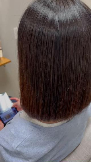 今の髪の現状をより良くしながら本来の髪に近づける事で艶とまとまりのある髪にする髪質改善ストレート。
※乾かしたのみ、仕上げアイロン、ブロー、オイル仕上げも無しです。
今にない艶と滑らかでサラサラ、ツルツルな髪を体験できます!
その場限りの綺麗ではなく綺麗が続くような髪質改善を心がけております。
くせ毛、うねり、広がりでお困りの方は是非ご相談下さい。