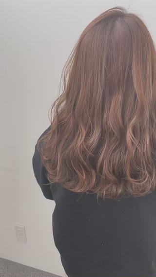 前回のハイライト履歴を活かした
柔らかアッシュカラー

ブリーチハイライトがくすみ過ぎないように
カラー材を調整して
色が落ちても金髪っぽくならないようにしています！
髪質と長さを活かして波ウェーブベースに巻いて
ふわっと仕上げた透明感カラー♡♡
めちゃくちゃ可愛い~

動画だとより透ける~ 