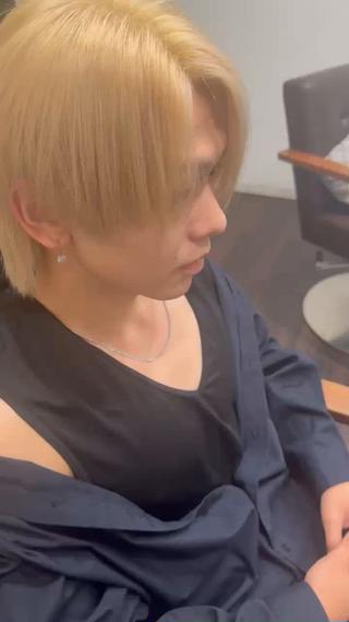 面長、長めの雰囲気が好きな方長めウルフおすすめです
刈り上げないため大人っぽさやこなれ感を表現できます！ 