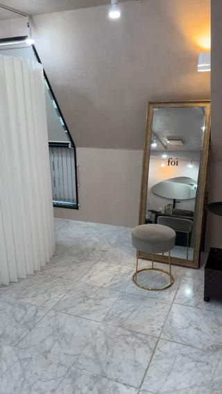 ハーブピーリングやまつげパーマ等の施術部屋です

白い仕切りが韓国っぽくて可愛い

清潔感もあって綺麗なお店作りを目指しています♡ 