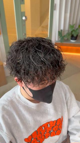 刈り上げマッシュに波巻きパーマ
相性抜群でかっこいい！！
少し重めが 