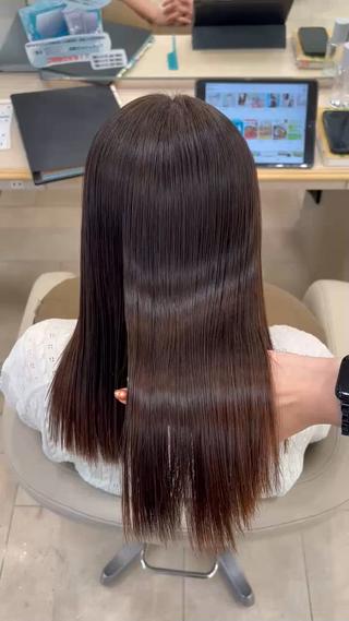 梅雨前の縮毛矯正今の時期のご予約多いです！
これは乾かしただけです！
まとまり、ツヤはかける前とかけたあとで全然変われます！
広がりうねり対策をしたい方にはおすすめのメニューになります！ 