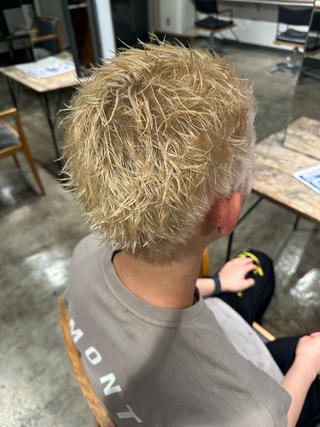 【イージーパンクパーマ】
坊主や短めのスパイキーショートにもパーマかけられます!!短めのスタイルにして毛先に動きが欲しい方に是非おすすめなパーマになります!