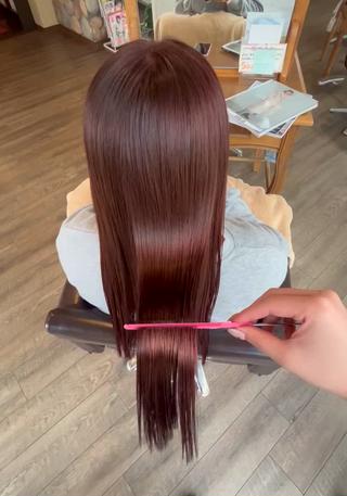 髪質改善しながらヘアカラーできます
今回は春らしくピンクブラウン
ブリーチなしのカラーです 