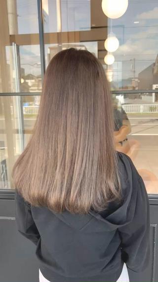 ベージュ×レイヤーカット

1ブリーチで出来るベージュカラーとワンカールで決まる韓国風レイヤーカット 