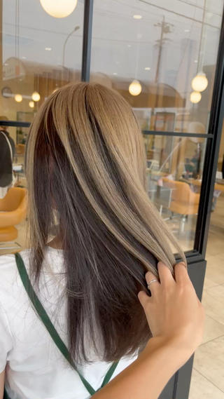 #アンブレラカラー

表面だけブリーチしたアンブレラカラー
ブリーチ部分は少ないのに、イメチェン効果大です！ 