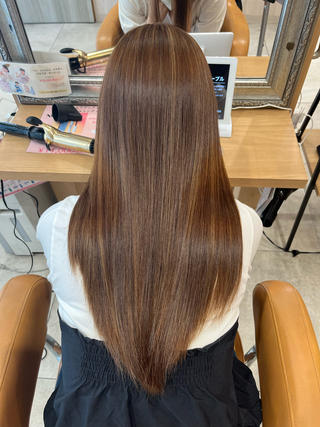 11トーンのベージュに入れたハイライト。
全体的に明るい感じが好きな方にオススメです。

カットは前に動きが出る様にレイヤーを入れてあります。

#ハイライトカラー 