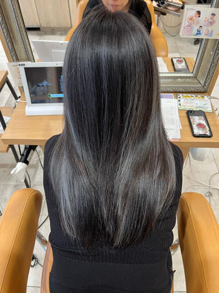 2ブリーチで叶うシルバーハイライト
黒とのコントラストが最高に綺麗です。


#ハイライト 