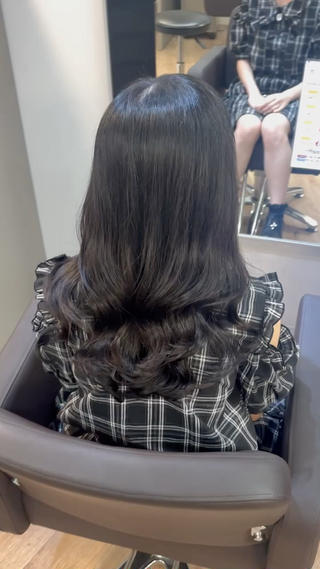 セミロング パーマ momo/レイヤー /デザインカラーのヘアスタイル