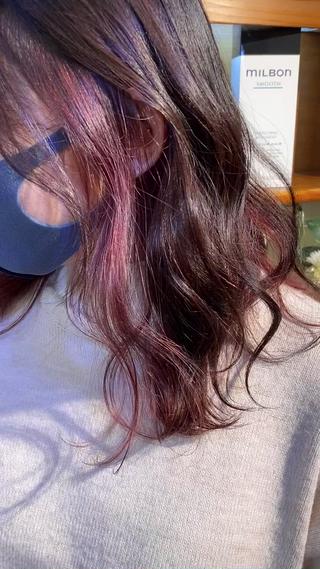 色持ちよしチェリーピンクインナーカラー×表面ソフトブラウン　柔らかさ存分に引き出します！
ブリーチ一回使用
暖色カラーは柔らかくよりオシャレに 