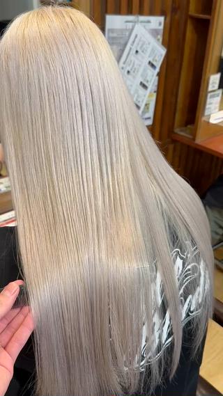 ロング 🌈8月末までシャ イン輝きハイトーン✨のヘアスタイル