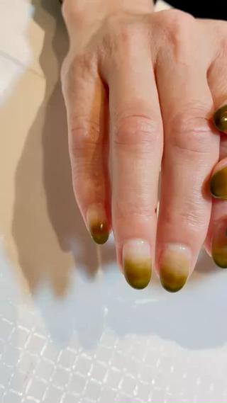 透明感のあるカーキ色 