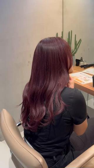 オリジナルの髪質改善カラー＋TOKIOトリートメントでブリーチしてでもツヤツヤです
秋冬に大人気のカシスカラー
ぜひ可愛くさせてください＾＾ 