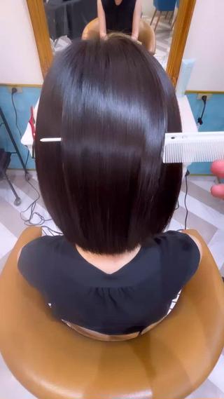 僕の考案したオリジナルメニュー！
ケア縮毛矯正！これホントおすすめです！
前処理から中間処理剤を使用してダメージを最小限に抑えます！
通常の縮毛矯正より質感が上がります！ 